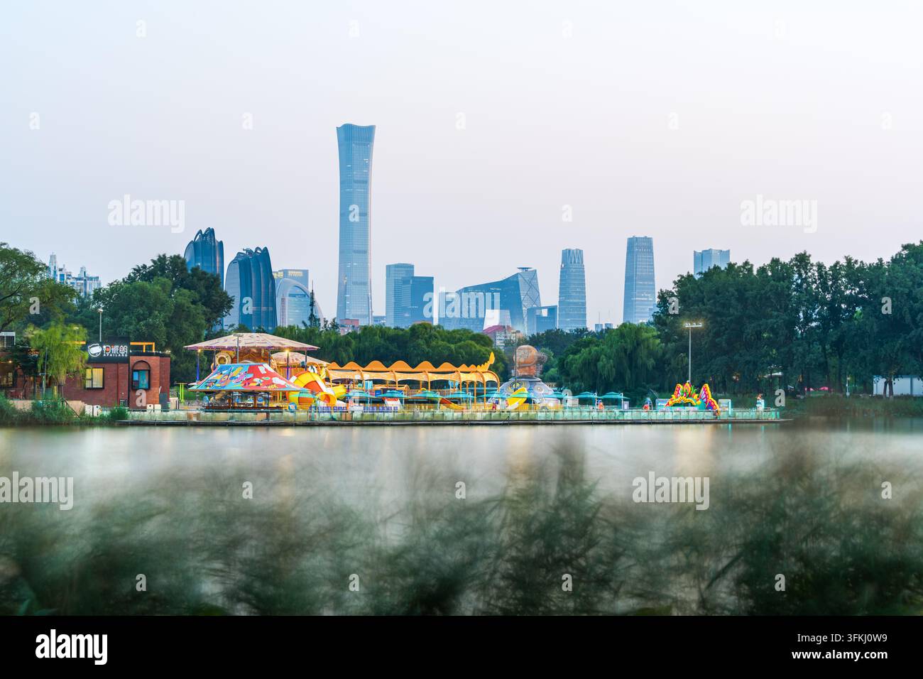 Scena ricreativa nel parco Chaoyang a Pechino con vista sulla skyline del quartiere centrale degli affari Foto Stock