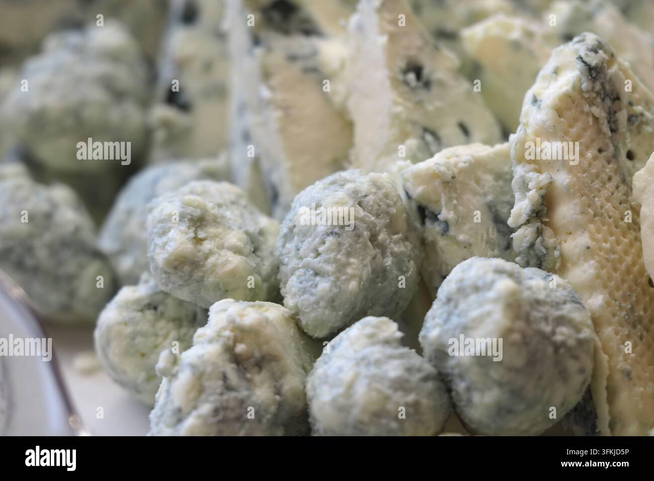 Una vasta gamma di formaggi blu splendidamente disposti su un vassoio Foto Stock