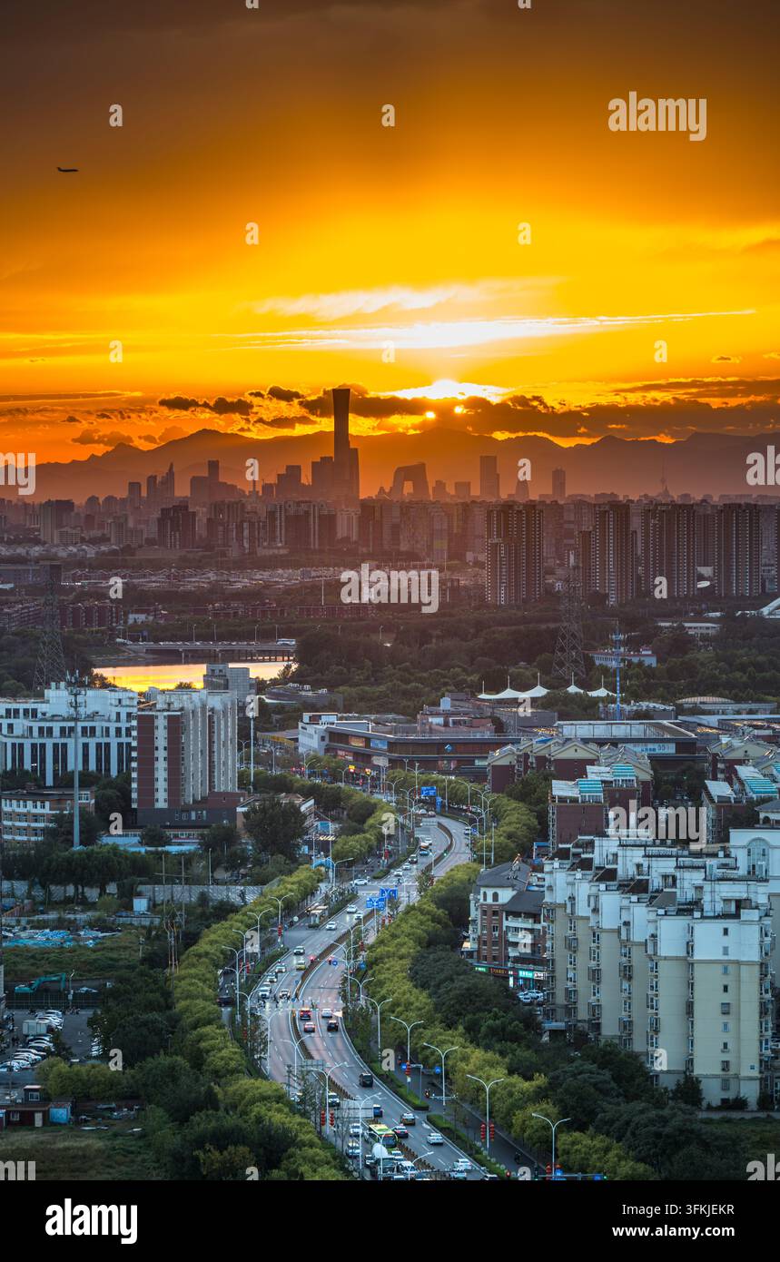 Pechino al crepuscolo, dove la natura incontra la città in perfetta armonia Foto Stock