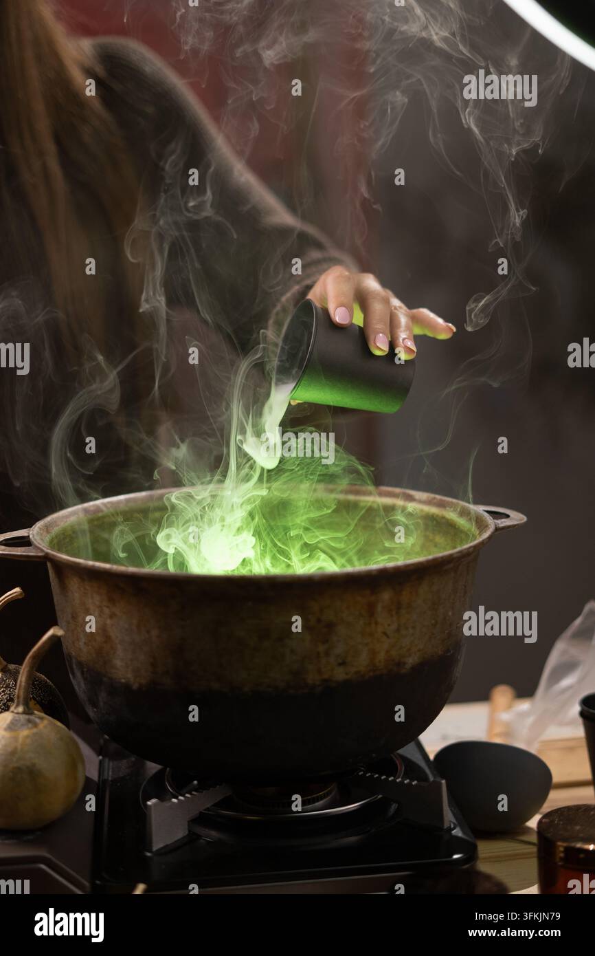 Birra delle streghe Poison Caldeirão delle streghe e decorazione spettrale. primo piano Foto Stock