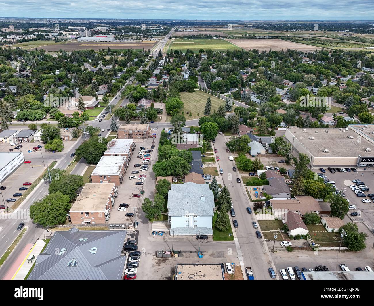 Vista aerea del quartiere di Brevoort Park a Saskatoon. Case, alberi e strade si estendono sulla scena. La vegetazione si mescola alle strutture urbane sotto p Foto Stock
