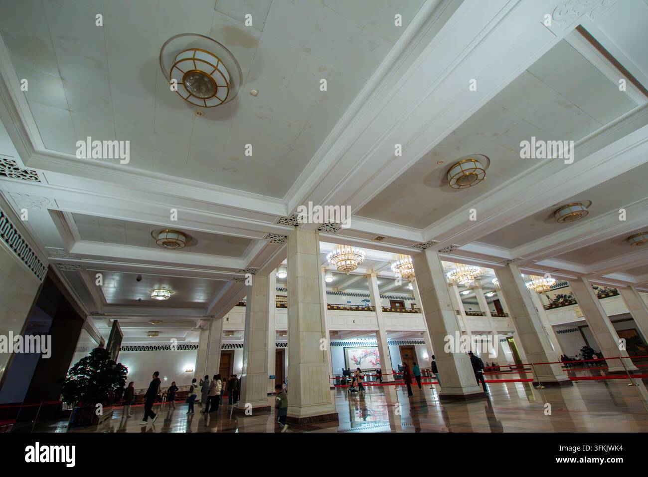 Cupola interna e lampadari dorati nel Grande Sala del Popolo Foto Stock