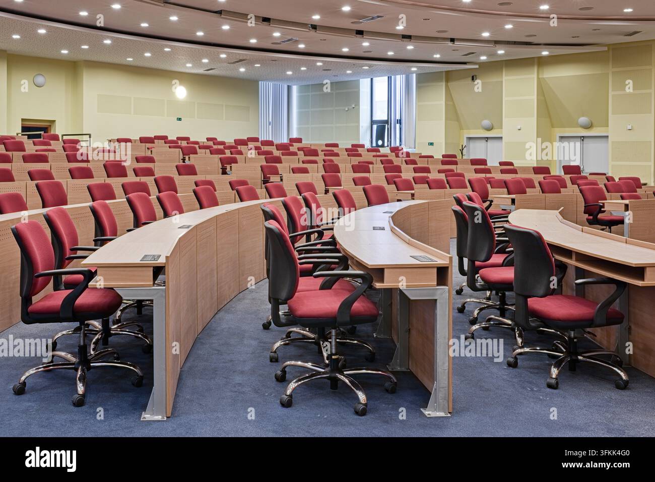 Interno della moderna sala assemblee dell'ufficio municipale locale di Ružinov con scrivanie e sedie a Bratislava, 25 settembre 2026. Foto Stock