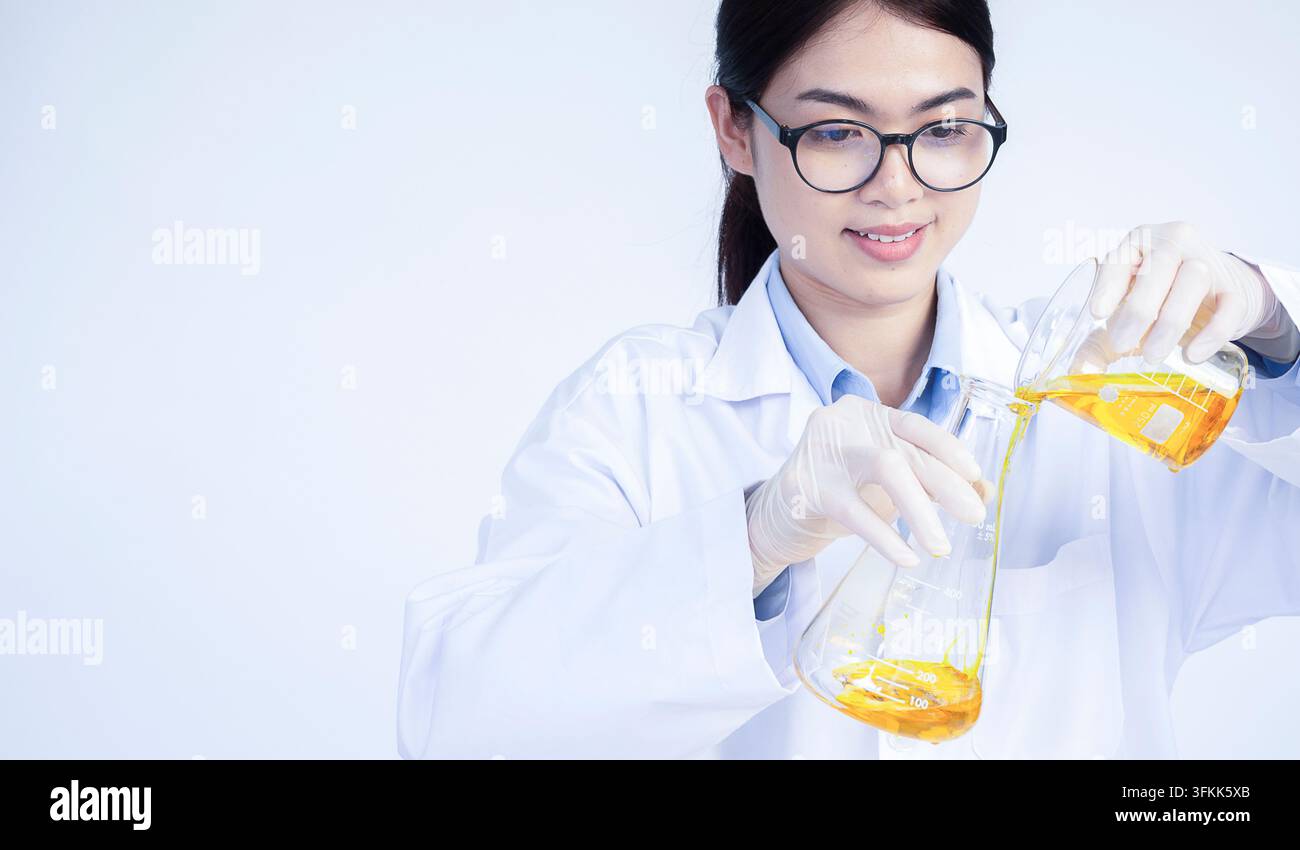 La vita gli scienziati alla ricerca in laboratorio. Femmina focalizzato la scienza della vita professionale di soluzione di pipettaggio nella cuvetta di vetro. Messa a fuoco su ricerche Foto Stock