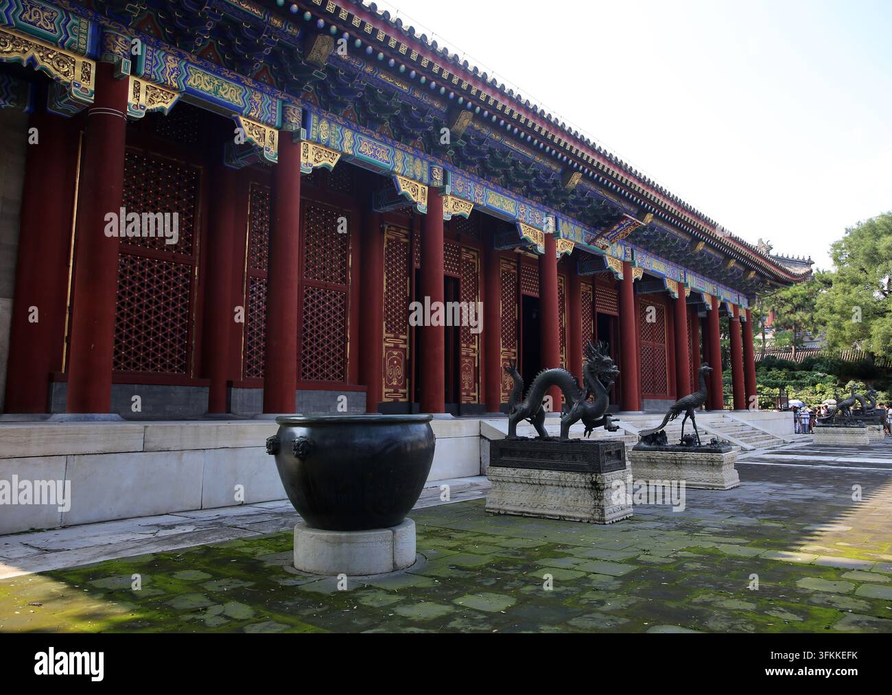 Calderone di bronzo e statue di Drago e Fenice. Palazzo d'Estate. Pechino. Cina. Foto Stock