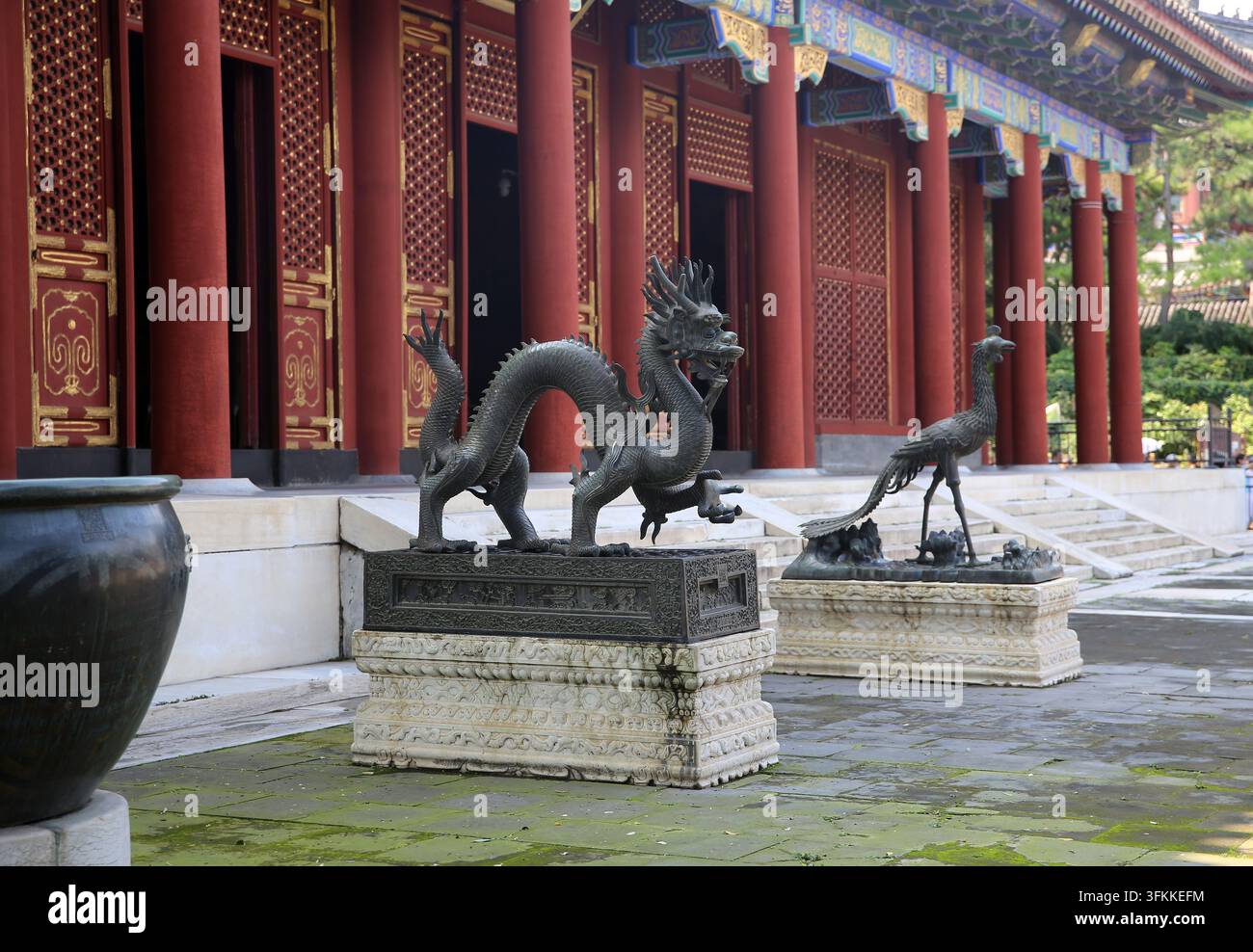 Drago e Fenice di bronzo. Sala del Benevolenza e della Longevità Renshou Dian Palazzo d'Estate. Pechino. Cina. Foto Stock