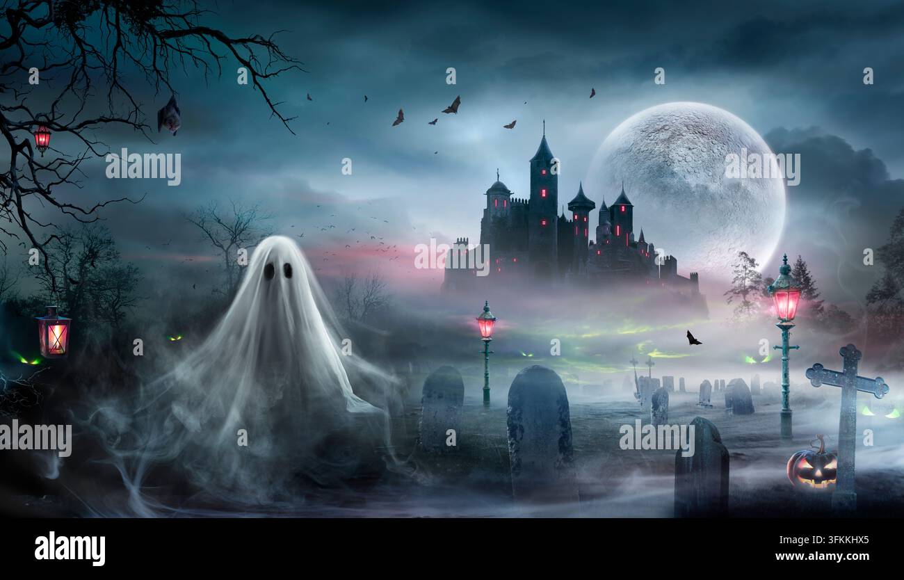 Paesaggio di Halloween – Castello medievale in una tomba con nebbia e luna con teschio – Jack O’ Lantern nell’oscurità al chiaro di luna Foto Stock