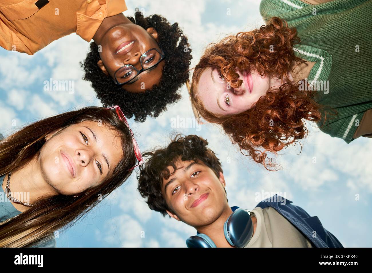Ritratto di adolescenti multietnici che guardano la fotocamera all'aperto Foto Stock