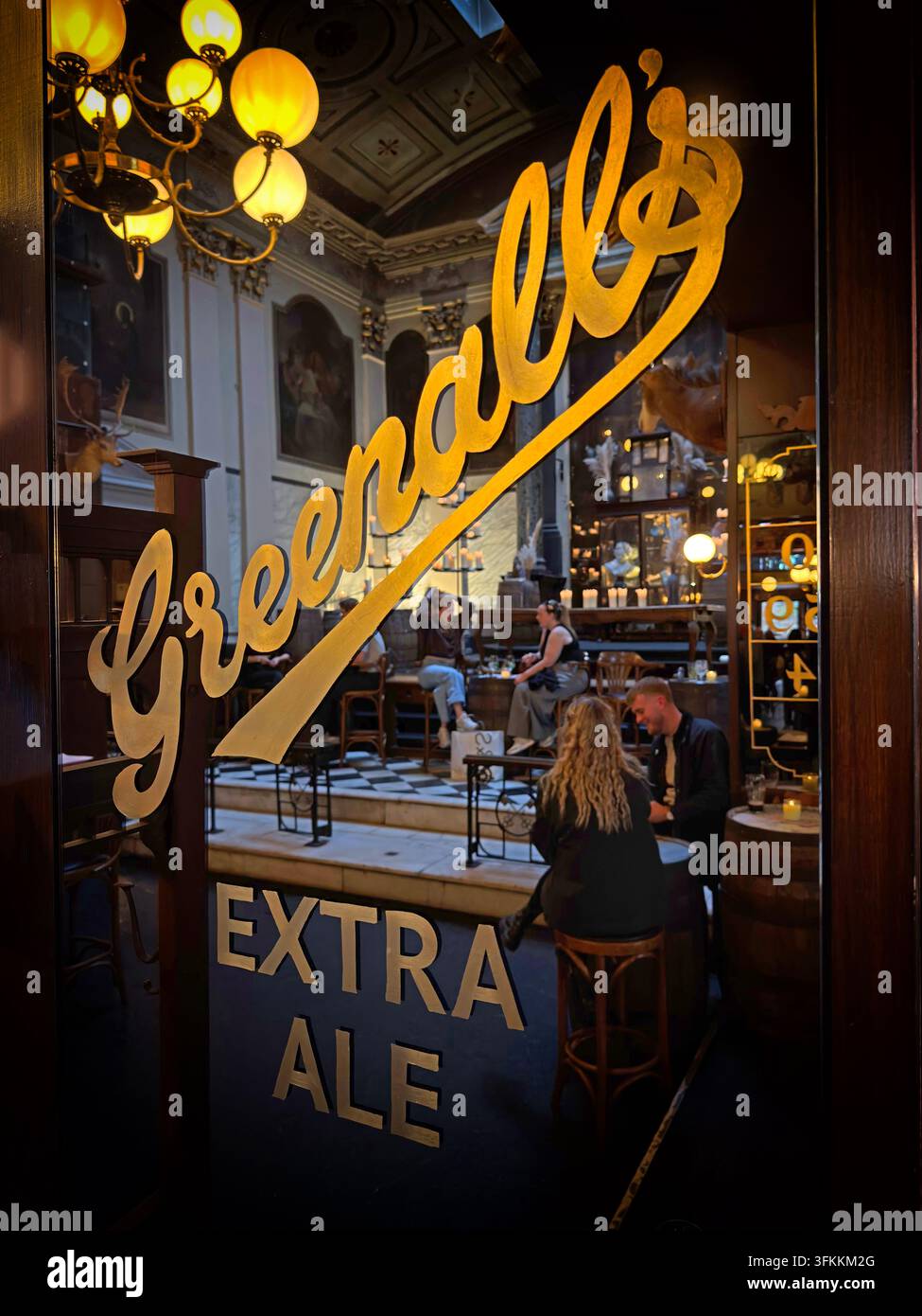 Specchio pubblicitario vintage per la Greenall's Extra Ale con scritta dorata, che ricorda l'eredità birraria di Warrington e l'ex birreria Wilderspool Foto Stock