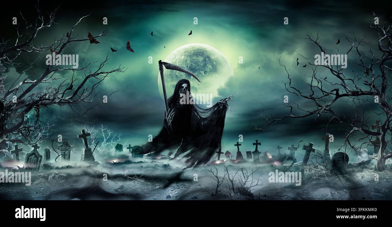 Morte Macabra - Demone della Morte con Falce e Luna di Halloween nel Cimitero Foto Stock