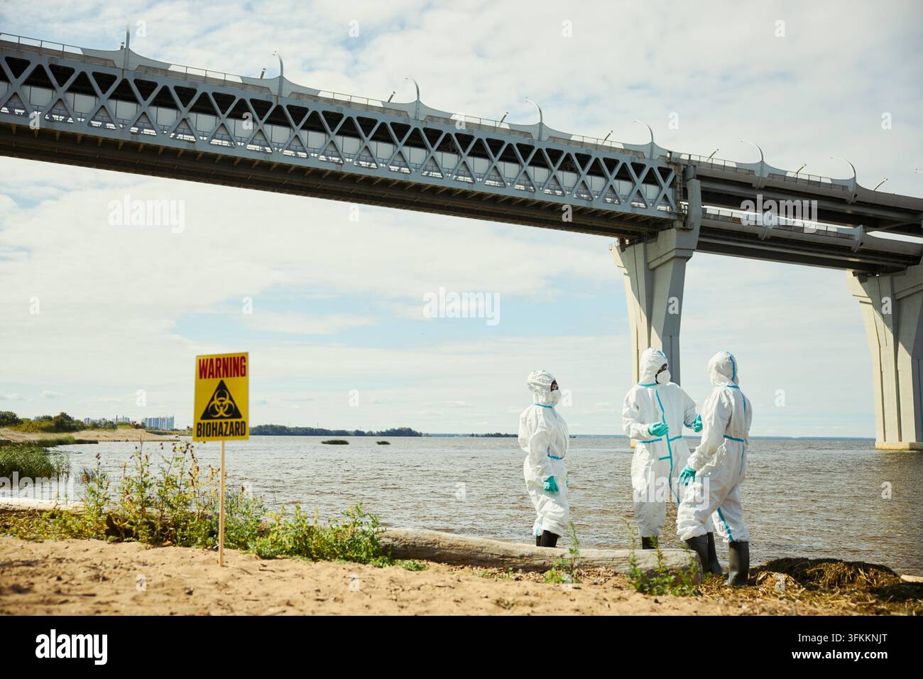 Scienziati in tute protettive che indagano su un sito di biohazard Foto Stock