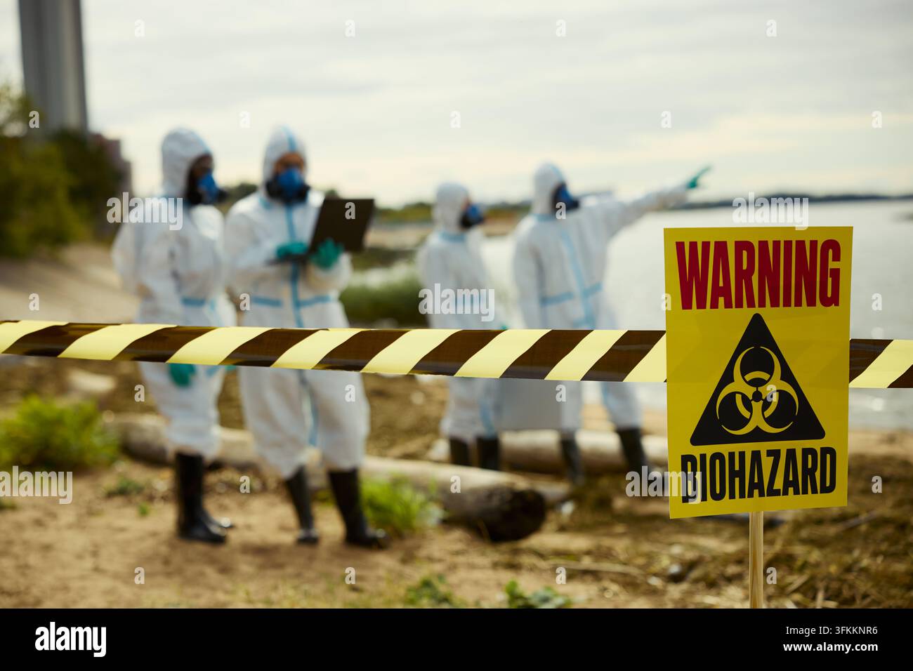 Scienziati in tuta protettiva che indagano su una contaminazione biologica Foto Stock