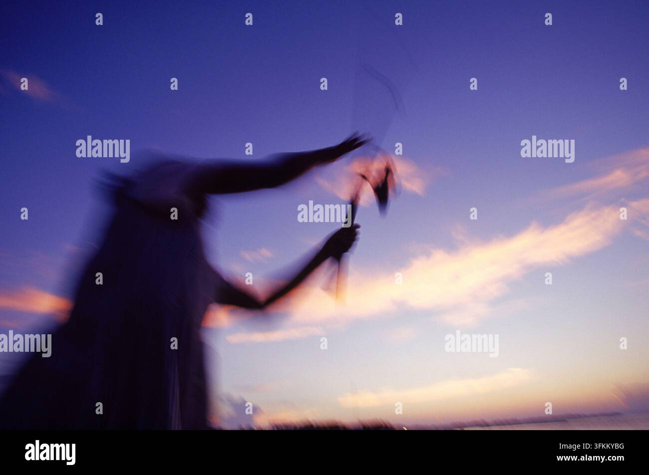 Donna che pesca al crepuscolo Foto Stock