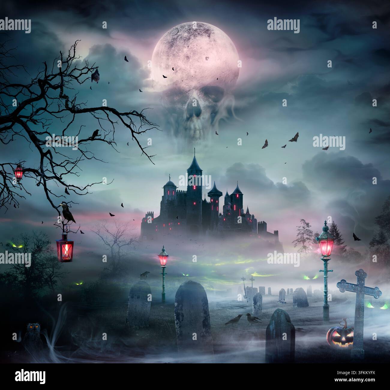 Paesaggio di Halloween – Castello medievale in una tomba con nebbia e luna con teschio – Jack O’ Lantern nell’oscurità al chiaro di luna Foto Stock