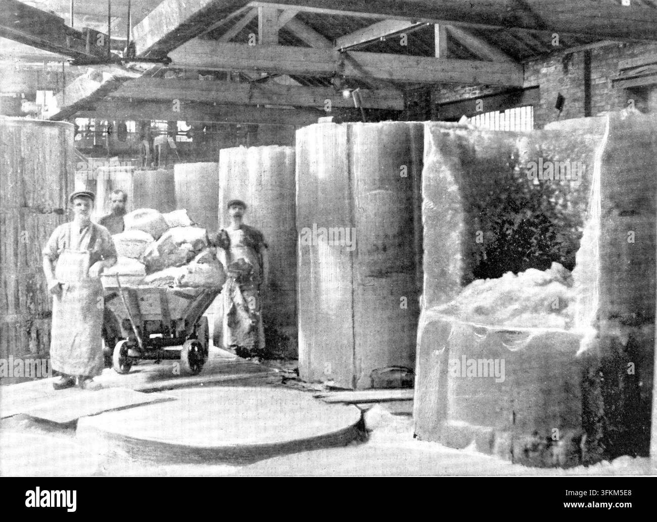 Come grandi blocchi di ghiaccio: parte del blocco di allume, o impianto di finitura, 1909. "La più grande fabbrica di allume del mondo. L’allume è di massima importanza in numerosi processi di fabbricazione. Senza di esso, ad esempio, la carta da scrittura e da stampa sarebbe solo una sostanza spugnosa in cui l’inchiostro affonderebbe come nel carta assorbente... L’alluminio ferrico si è dimostrato molto efficace nella purificazione dell’acqua potabile. L’aggiunta di soli 1½ grani per gallone rende chiara e potabile l’acqua torbida e impura, così che l’uso dell’alluminio ferrico in India, Sud America, Sud Africa Foto Stock