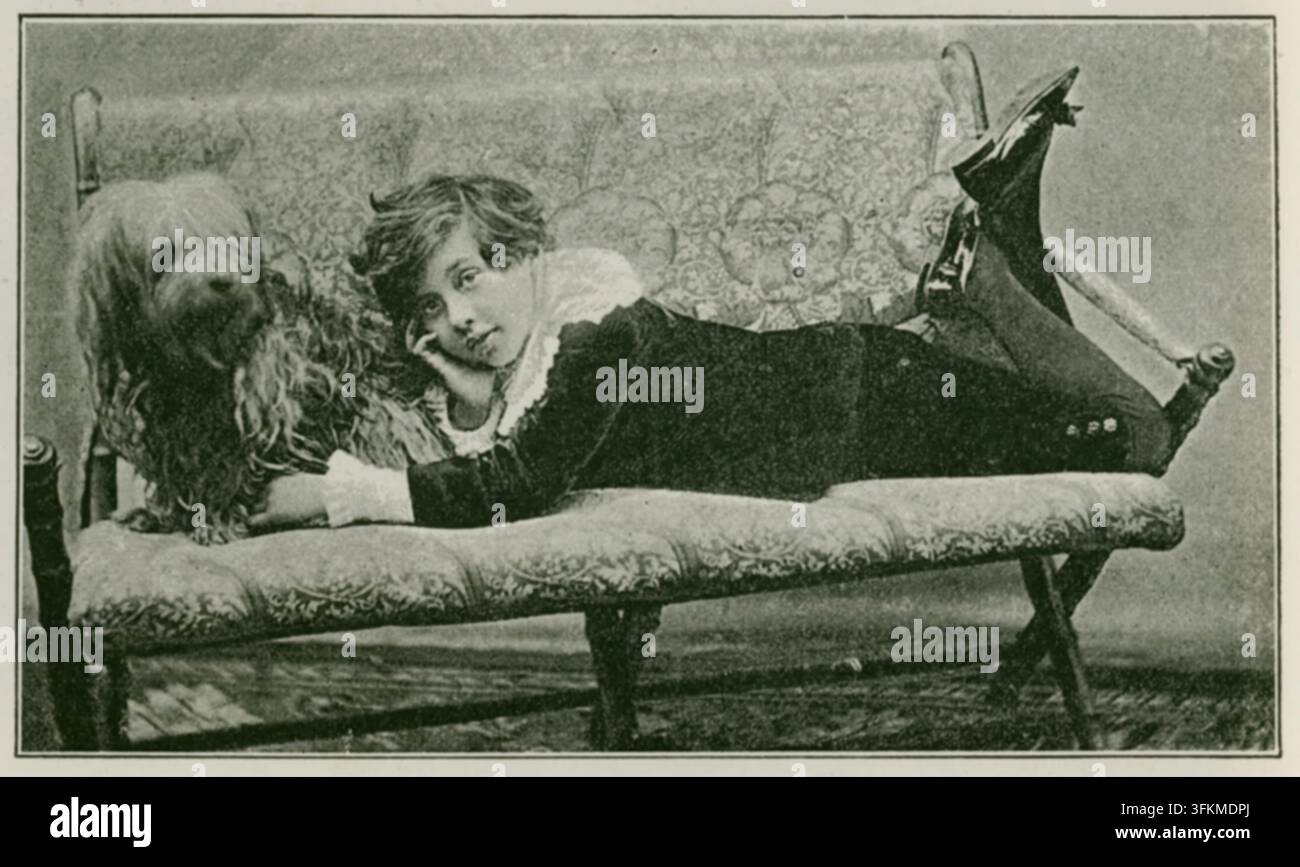 Riproduzione di una fotografia di Maestro Cyril Wilde, ca. 1893. Cyril Holland (nato Wilde; 1885-1915) era il maggiore dei due figli di Oscar Wilde e Constance Lloyd. Secondo i resoconti di suo fratello Vyvyan Holland nella sua autobiografia, "Figlio di Oscar Wilde" (1954), Oscar era un padre devoto e amorevole per i suoi due figli. Tuttavia, dopo i processi molto pubblicizzati di Wilde in Gran Bretagna, la condanna nel 1895 e la detenzione per grave indecenza, Constance portò i bambini in Svizzera. Cominciò a usare il cognome Holland sia per i due ragazzi che per sé stessa al fine di proteggerli dall'attenzione pubblica. Oscar Wil Foto Stock