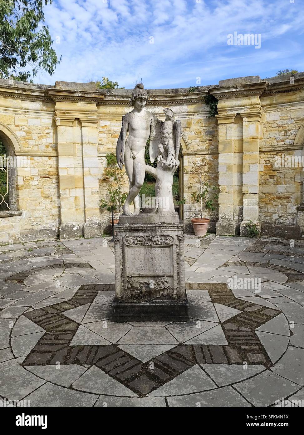Statua di marmo romana di Ganimede con l'Aquila di Giove in cima a un plinto romano antico dedicato a Epaphroditus Peplianus, Hever Castle, UK Foto Stock
