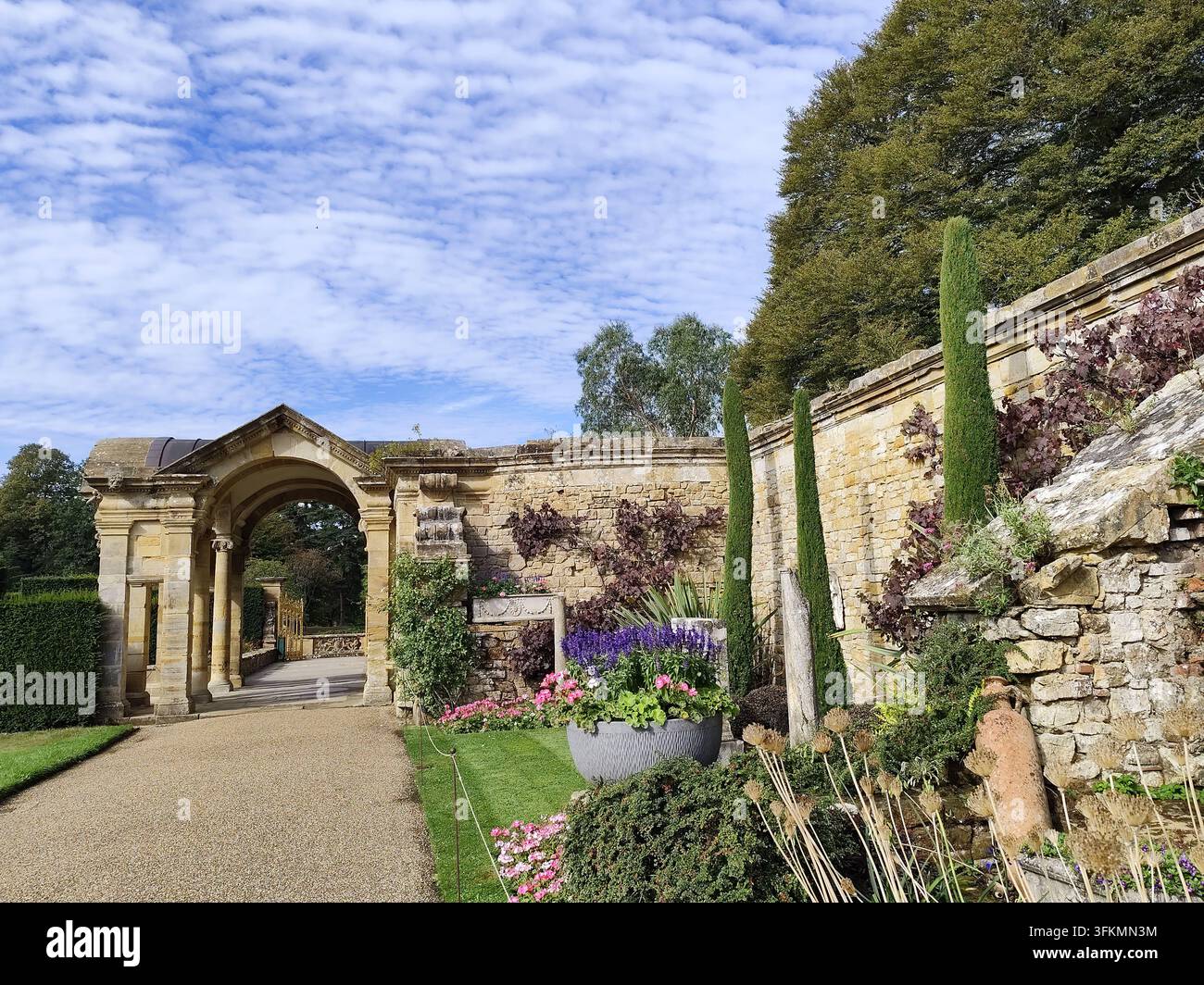 Arco in pietra & muro pompeiano nel Giardino Italiano progettato da Joseph Cheal & Figlio tra il 1904 & il 1908 a Hever Castle, Kent, Regno Unito Foto Stock