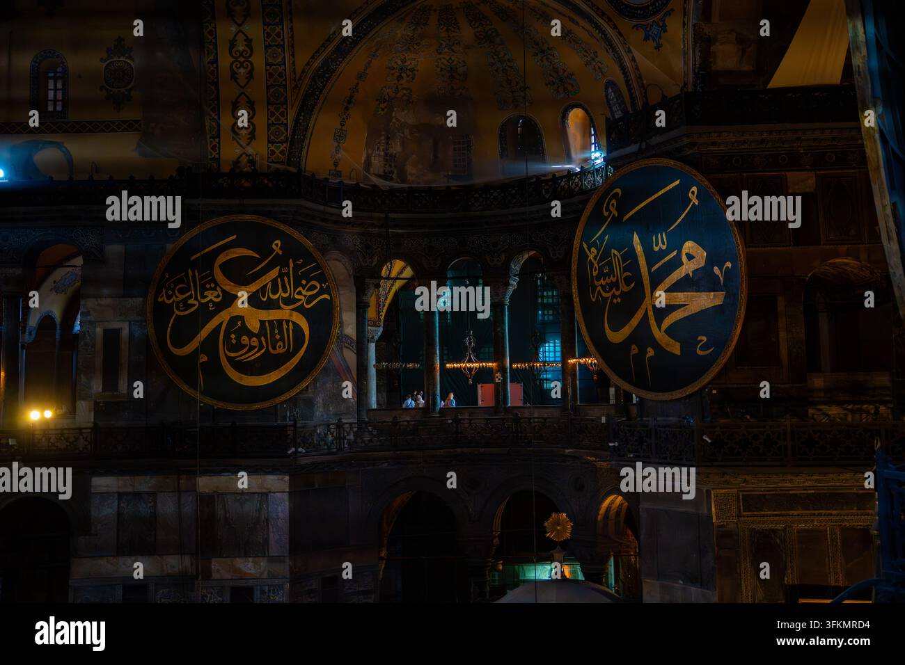 Istanbul, Turchia – 28 agosto 2026: Vista interna della Hagia Sophia con grandi medaglioni calligrafici con iscrizioni arabe, illuminata da Foto Stock