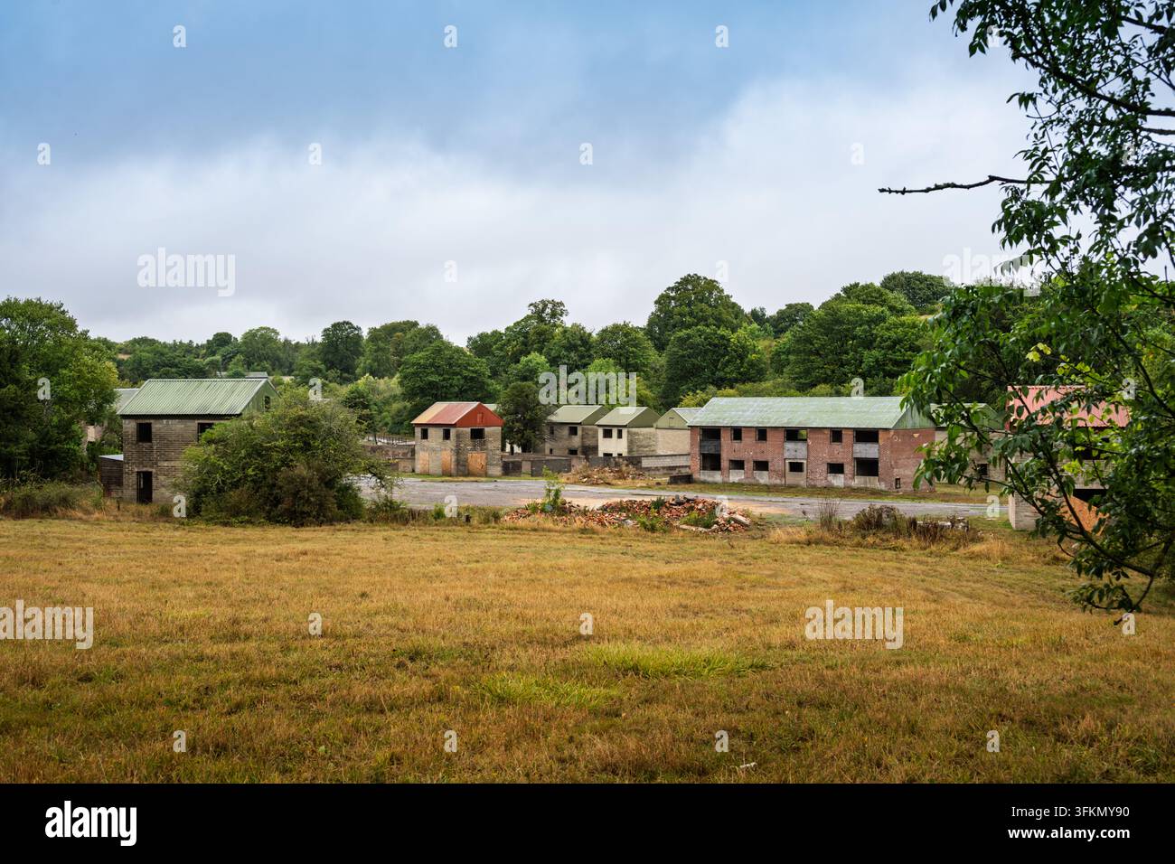Guscioni vuoti di case in cemento all'interno del villaggio di addestramento militare FIBUA costruito appositamente nella città fantasma di Imber sulla Salisbury Plain, UK Foto Stock