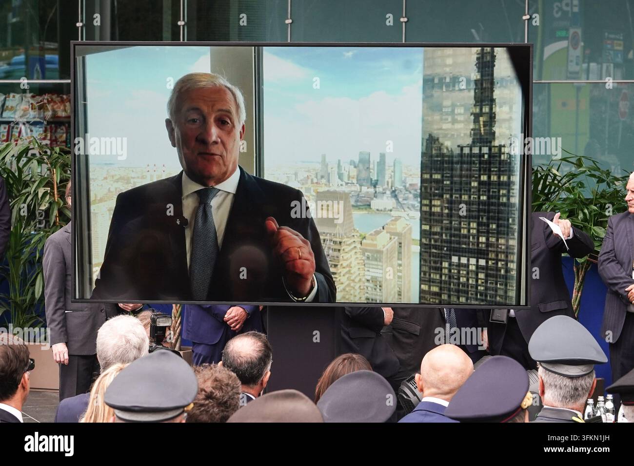 IPA88952817 - FERNO (VARESE), 25 settembre 2026 - Cerimonia per intitolare l’aeroporto di Milano Malpensa a Silvio Berlusconi. Nella foto: Antonio Tajani tramite collegamento video da New York Foto Stock