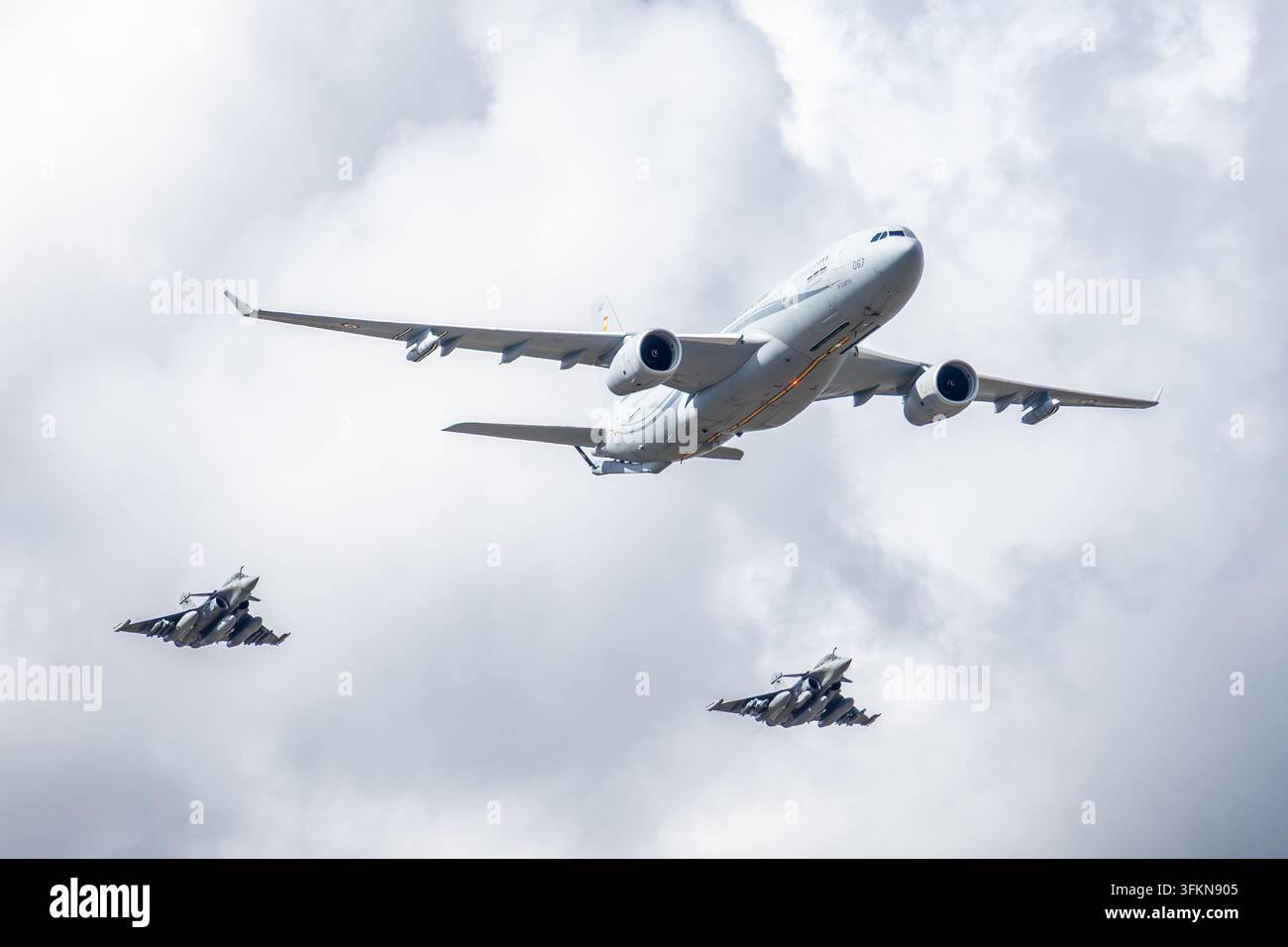 Un aereo di rifornimento aereo Airbus A330 dell'Aeronautica Militare francese e due caccia Dassault Rafale volano in formazione sopra la base aerea 113 a Saint-Dizier, Francia. Foto Stock
