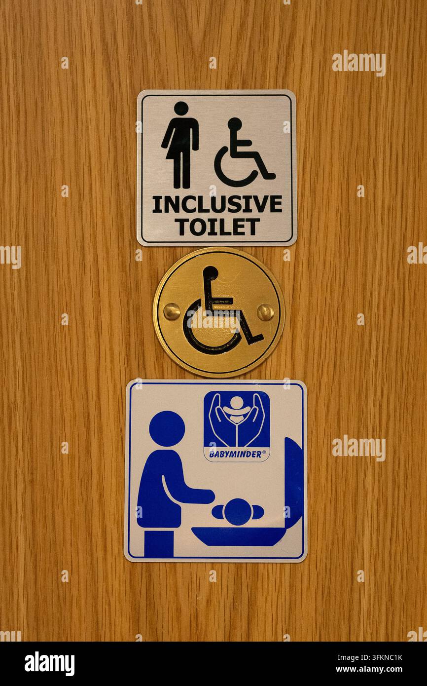 segno di toilette per disabili inclusivo e neutro di genere - Regno Unito Foto Stock