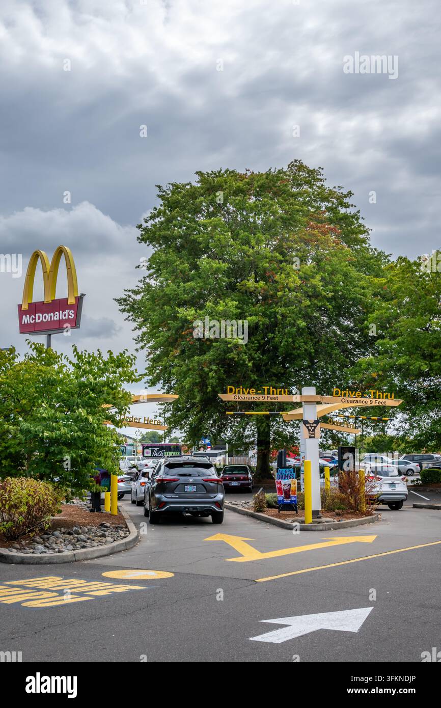Le persone ordinano da McDonalds al drive-through. Foto Stock
