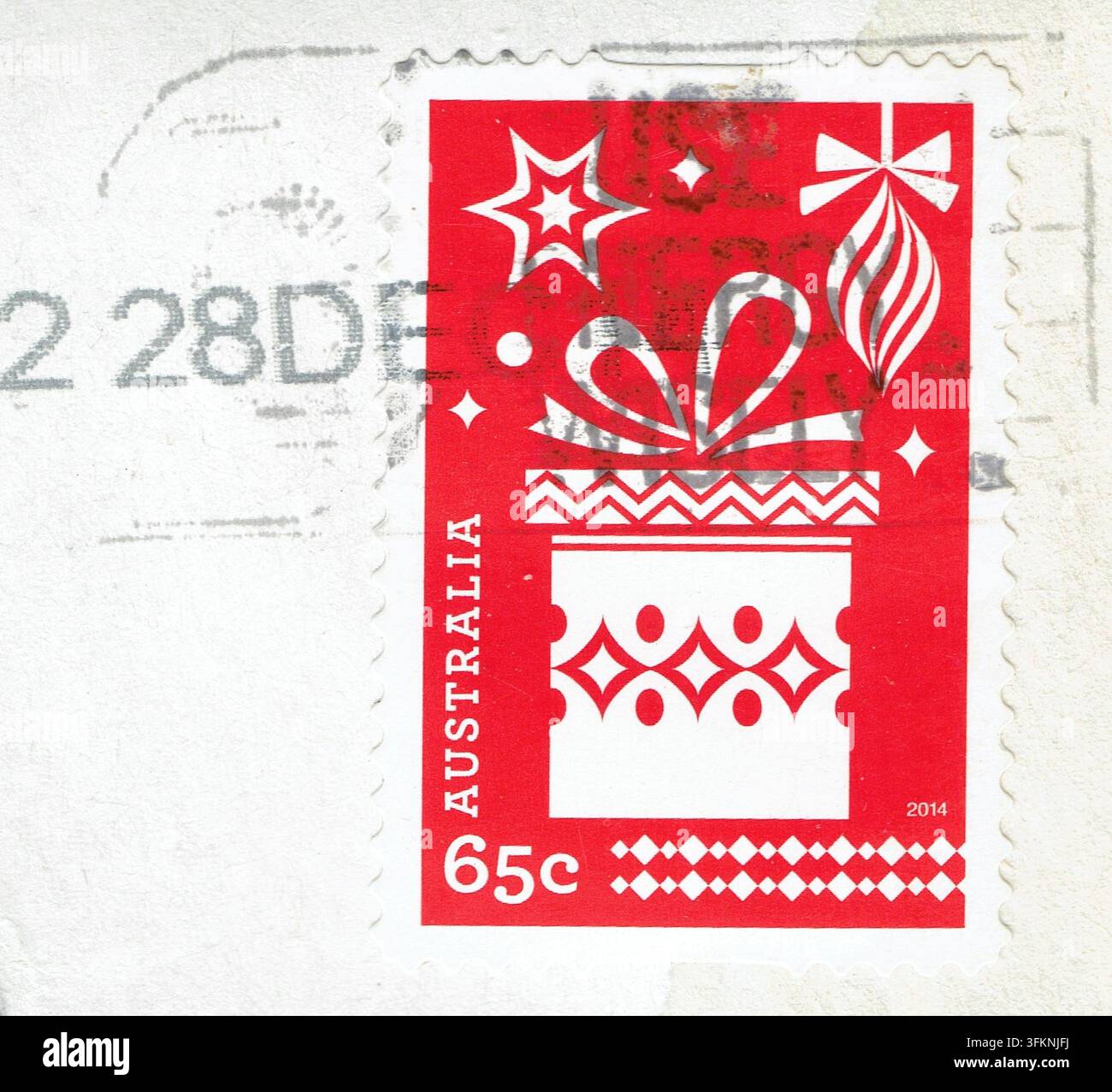 Francobollo natalizio vintage dell'Australia del 2014 con un design grafico di una scatola regalo rossa e bianca e un timbro con inchiostro della data di annullamento postale Foto Stock