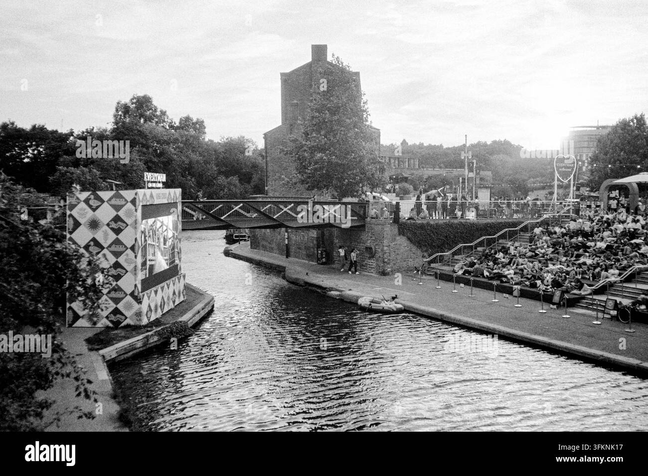 Schermo Everyman sul canale ai gradini di Granary Square lungo Regent's Cross a King's Cross, Londra. Foto Stock