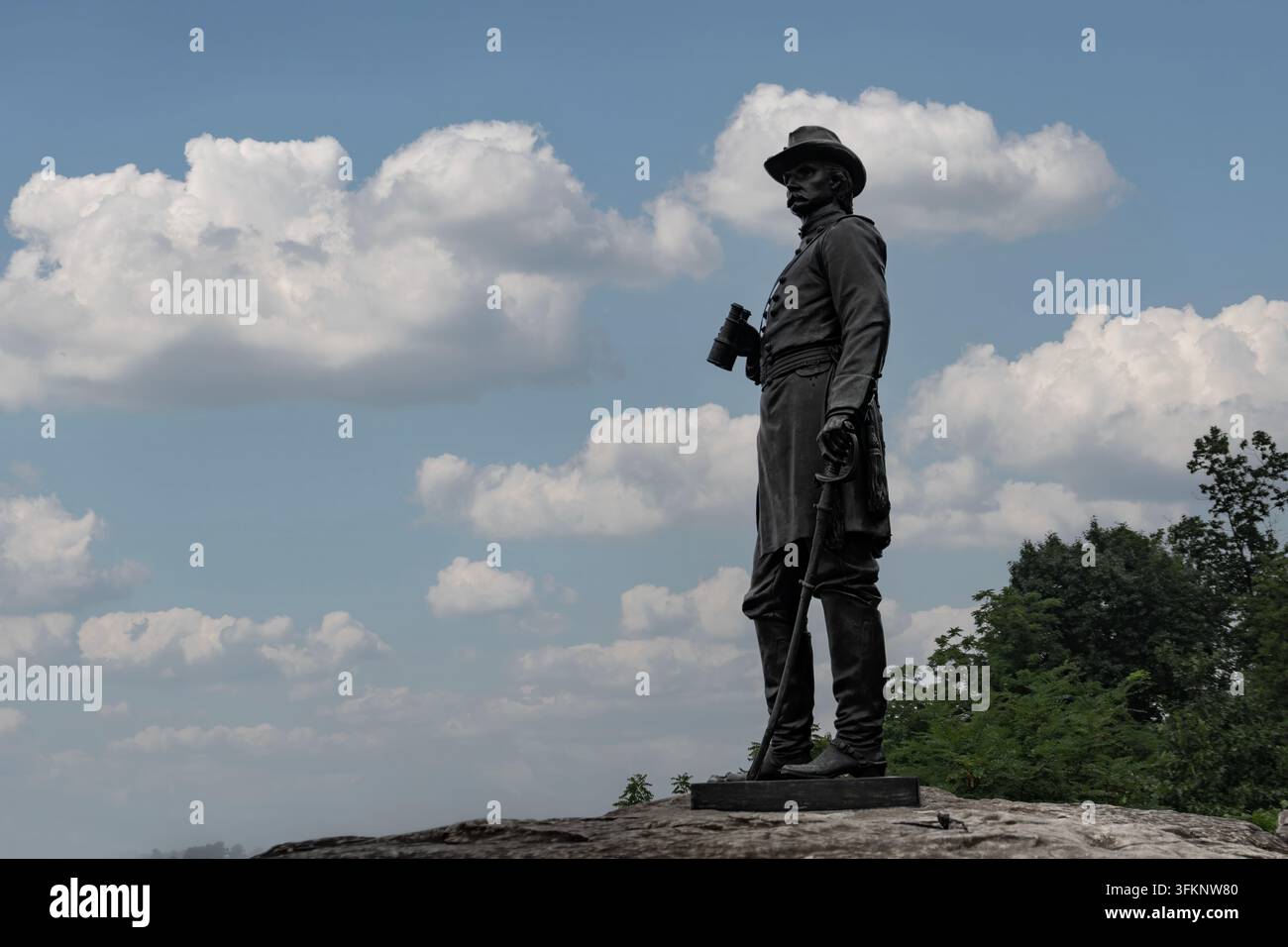 Viaggi e Storia: Statua in bronzo del Governatore Generale K. Warren che domina Devil's Den dal vertice di Little Round Top a Gettysburg Foto Stock