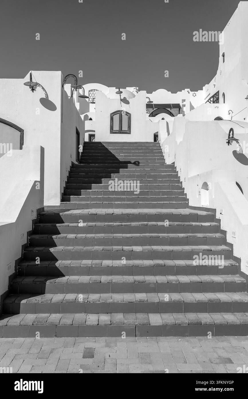 Dettaglio delle scale e del muro bianco di una casa sulla strada di Egitto a Sharm el-Sheikh, concetto architettonico, bianco e nero Foto Stock