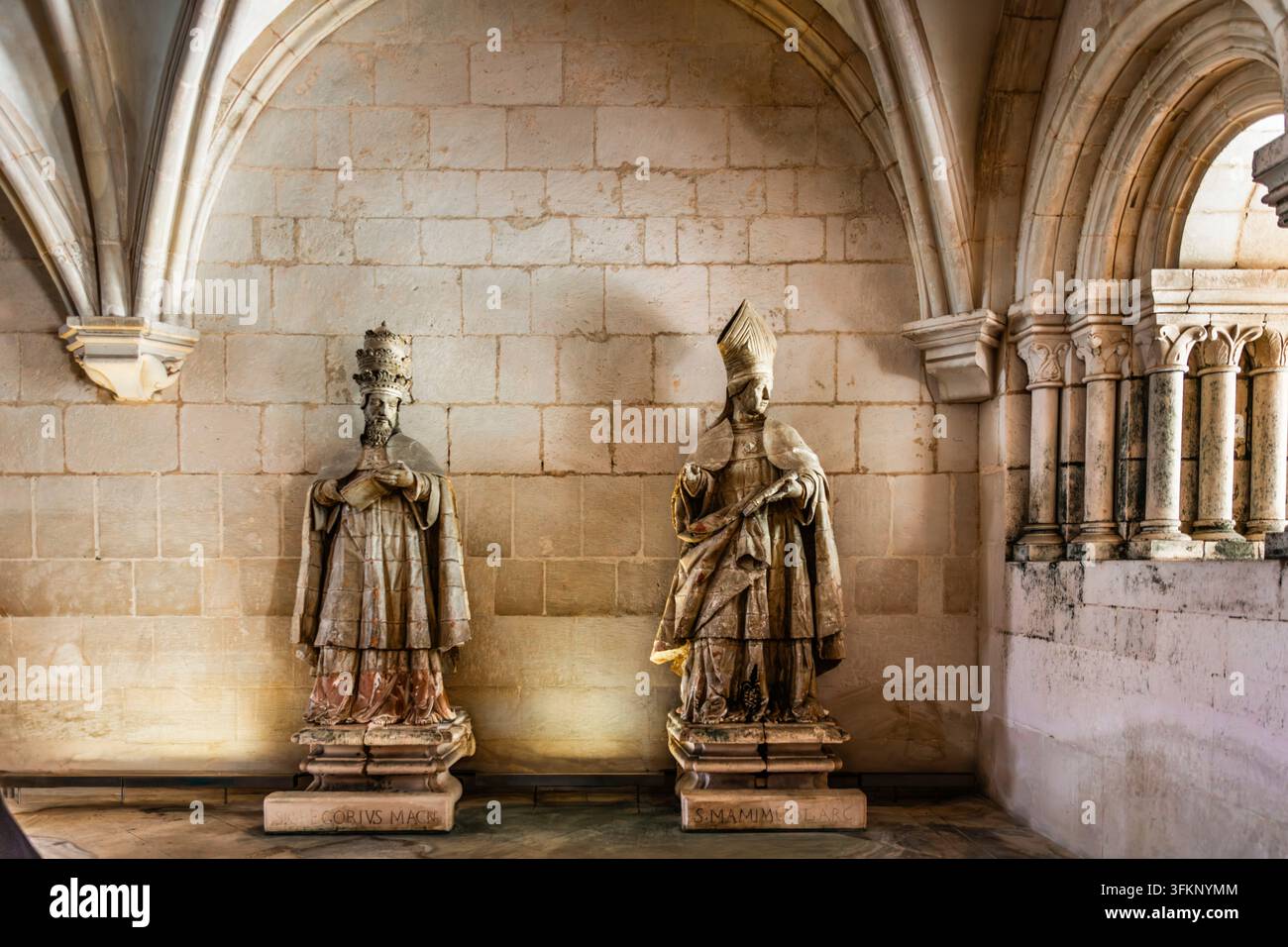 Capitolino, Sala del Capitolo con sculture in terracotta di Papa Gregorio Magno e di Vescovo S. Mamime, monastero cistercense di Alcobaça, Patrimonio mondiale dell'UNESCO Foto Stock