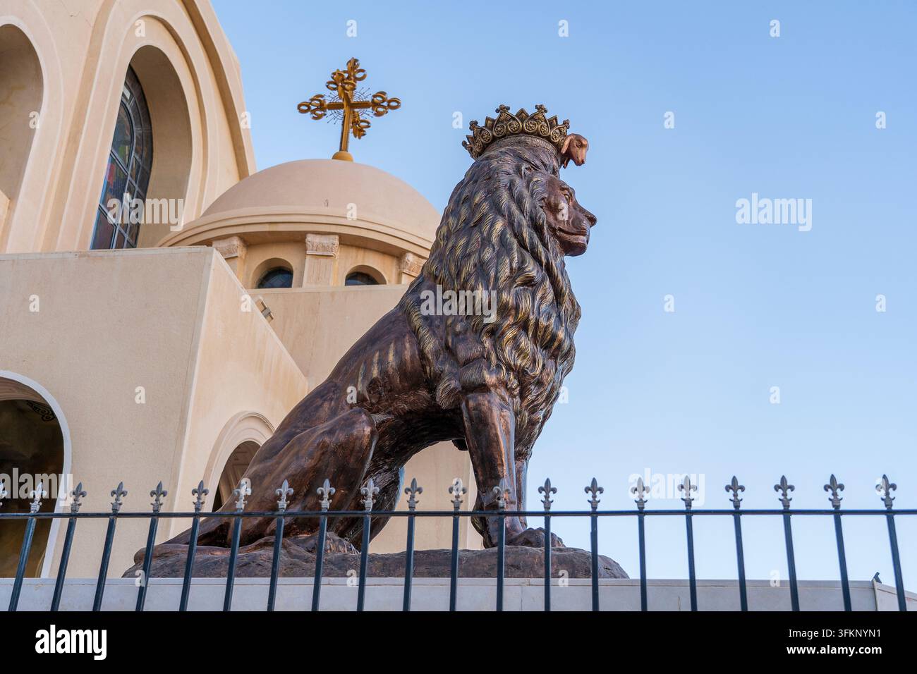 La statua del leone nella Cattedrale Celeste della Chiesa Ortodossa Cotta a Sharm el Sheikh, Egitto, primo piano Foto Stock