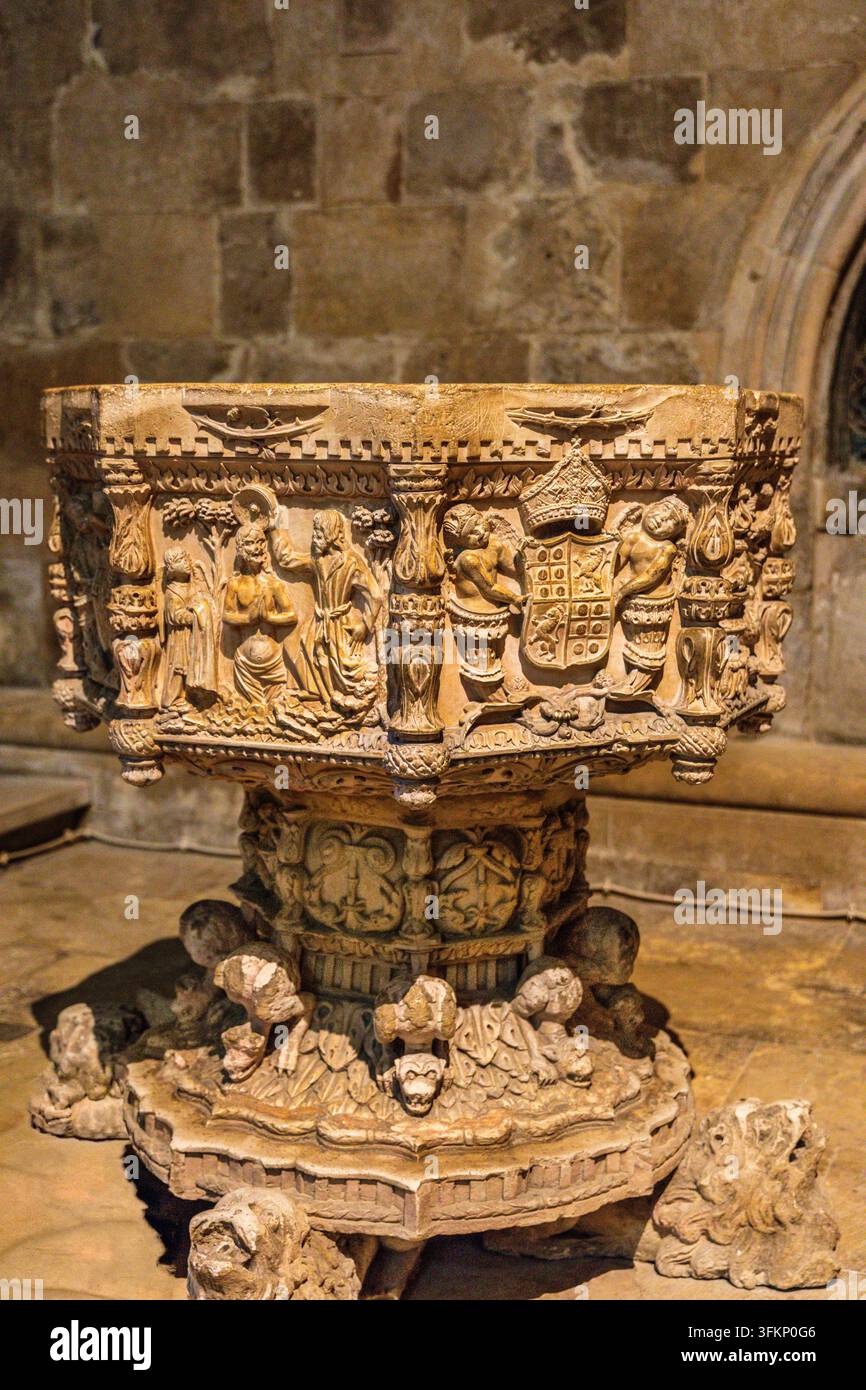 Fonte battesimale, Se Velha, antica cattedrale del XII secolo è uno degli edifici romanici più importanti del Portogallo e ricorda più un Fo Foto Stock