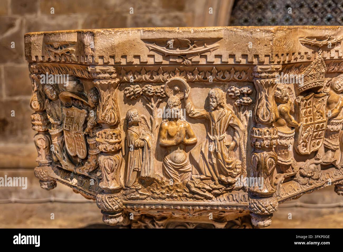 Fonte battesimale, Se Velha, antica cattedrale del XII secolo è uno degli edifici romanici più importanti del Portogallo e ricorda più un Fo Foto Stock