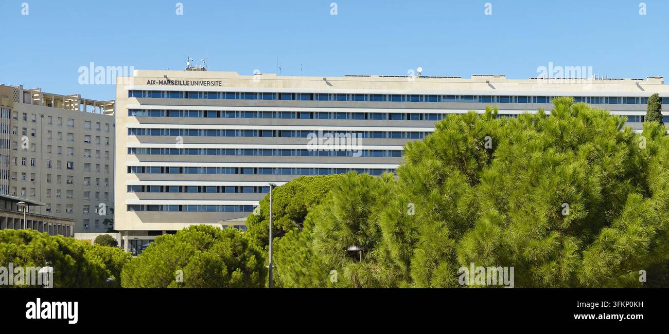 MARSEILLE, FRANCIA - 16 SETTEMBRE 2026 - Edificio del campus dell'Aix Marseille Université con alberi verdi a Marsiglia, Francia Foto Stock