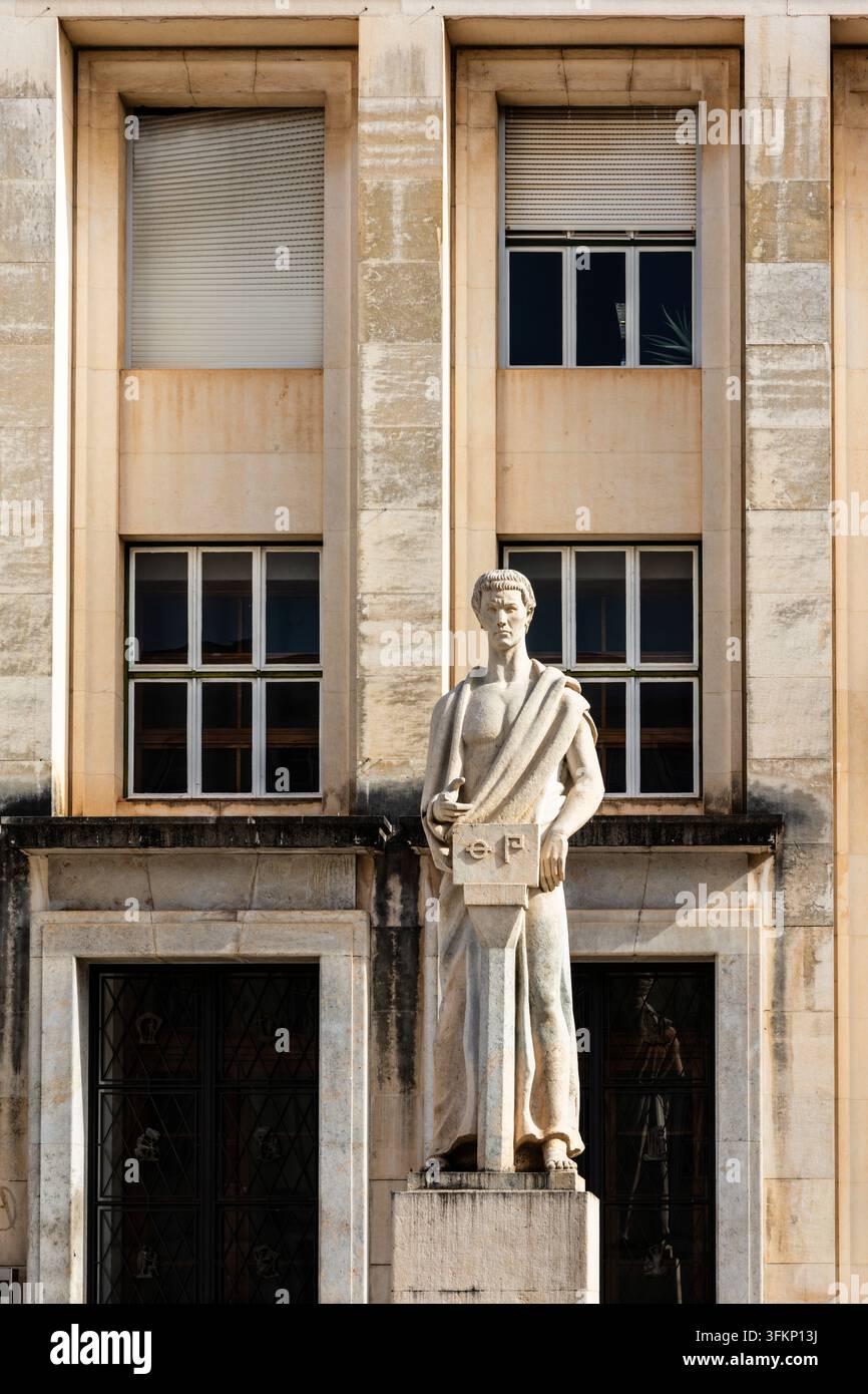 Statua in pietra dell'eloquenza, simboleggiata dall'oratore greco Demostene, davanti alla facciata della Facoltà di Scienze Umane, Università di Coimbra, UN Foto Stock