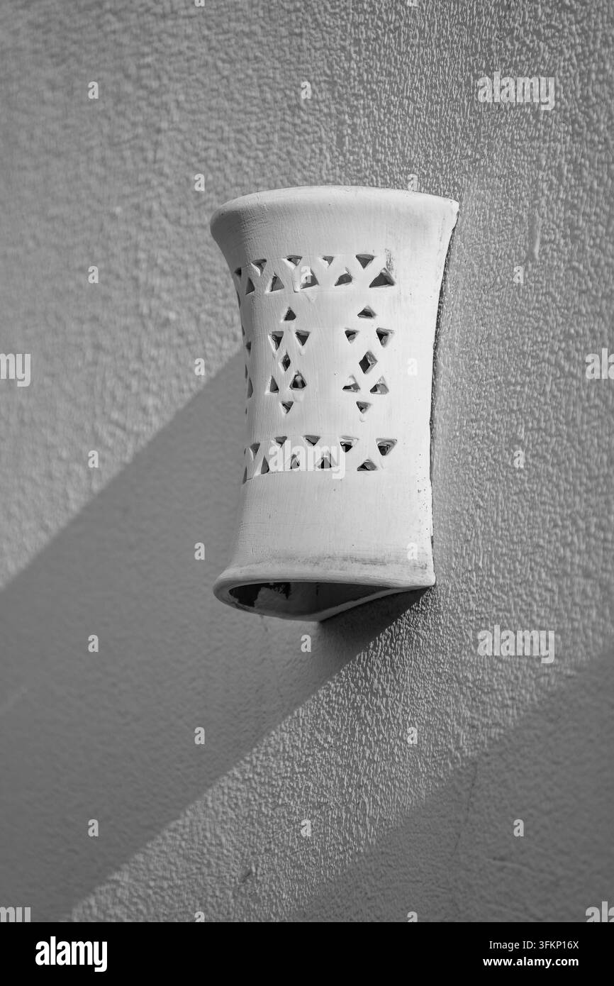 Lampada di argilla bianca sul muro intonacato della casa nella strada di Egitto a Sharm El Sheikh, primo piano Foto Stock