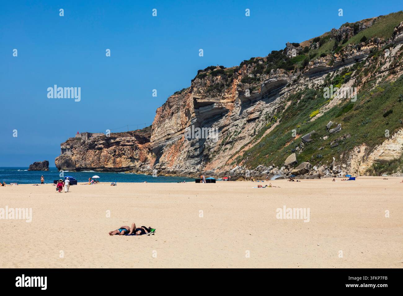 Lunga spiaggia di sabbia, Nazarè, nota per la sua lunga spiaggia di sabbia, scogliere ripide e onde enormi, Nazarè, Portogallo, Nazarè, Portogallo Foto Stock