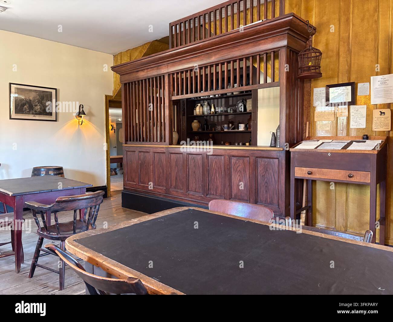 L'interno storico di Montgomery's Inn a Toronto, Canada, che mostra il bar della taverna del 1800, mobili in legno ed esposizioni del patrimonio culturale. Foto Stock