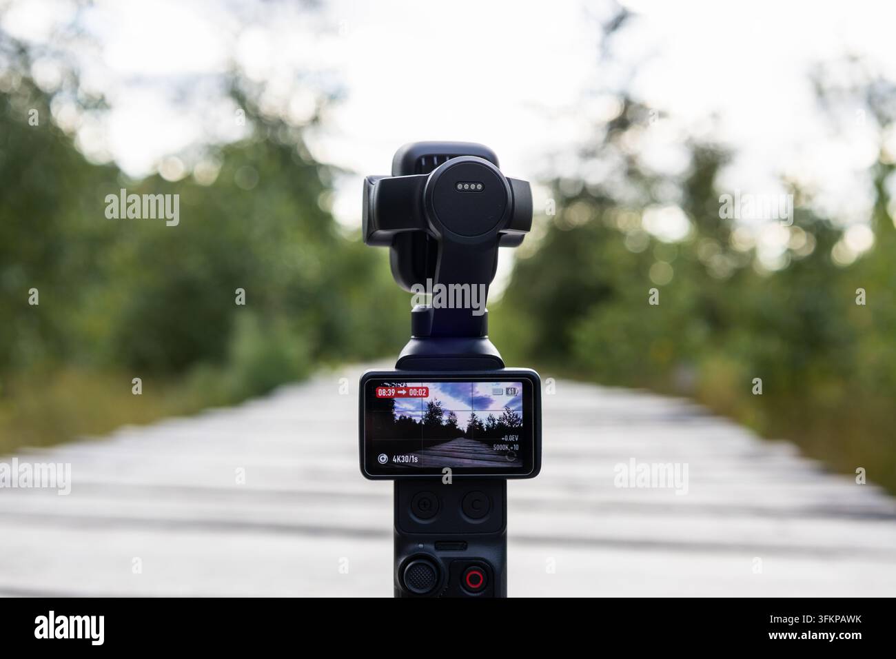 Telecamera gimbal portatile che registra video su un sentiero naturale all'aperto Foto Stock