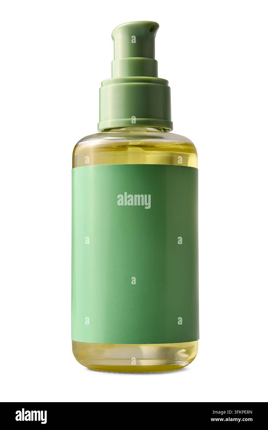 Bottiglia di siero cosmetico in vetro isolata su sfondo bianco, etichetta verde vuota e dispenser a pompa riempito con olio giallo, modello di mock-up vista laterale Foto Stock