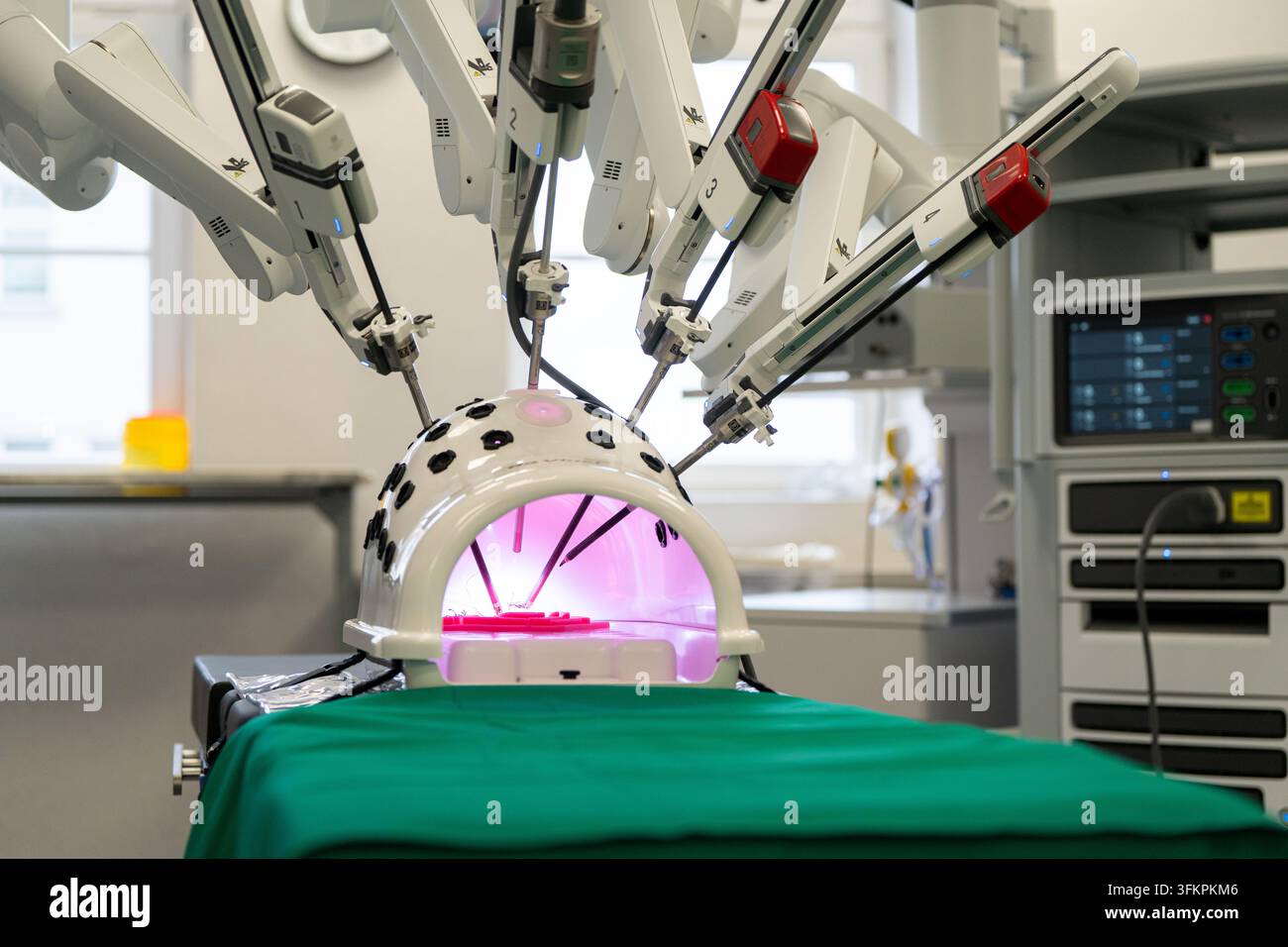 Braccia del sistema robotico chirurgico Da Vinci che operano su un modello di addestramento nella sala operatoria dell'ospedale, concetto di tecnologia robotica medica. Foto Stock