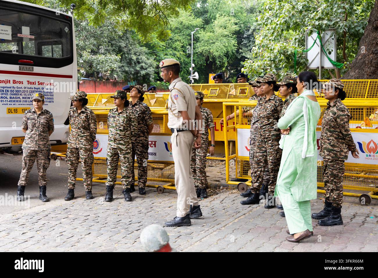 I manifestanti sono stati trattenuti dalla polizia di Delhi a Jantar Mantar il 25 settembre 2026, durante una protesta contro il CEC Gyanesh Kumar Foto Stock