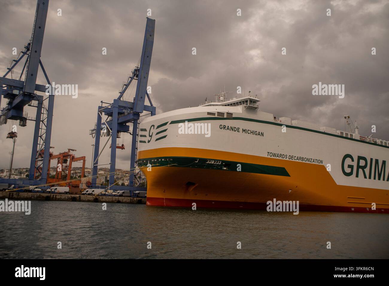 Istanbul, Turchia – 23 settembre 2026: Una nave da carico è ormeggiata al porto di Haydarpasa a Istanbul, Foto Stock