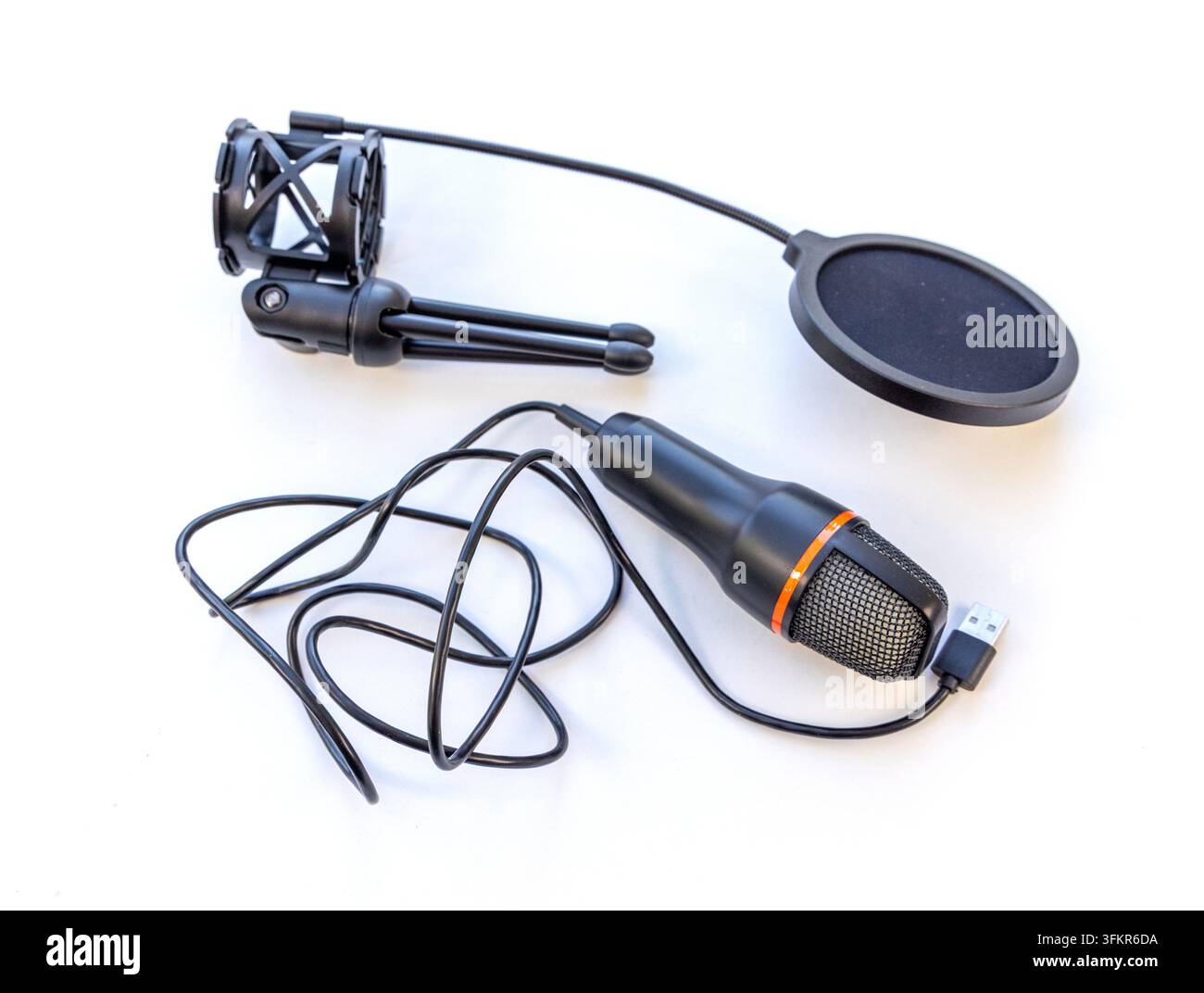 Microfono da studio nero con supporto e filtro antipop Foto Stock