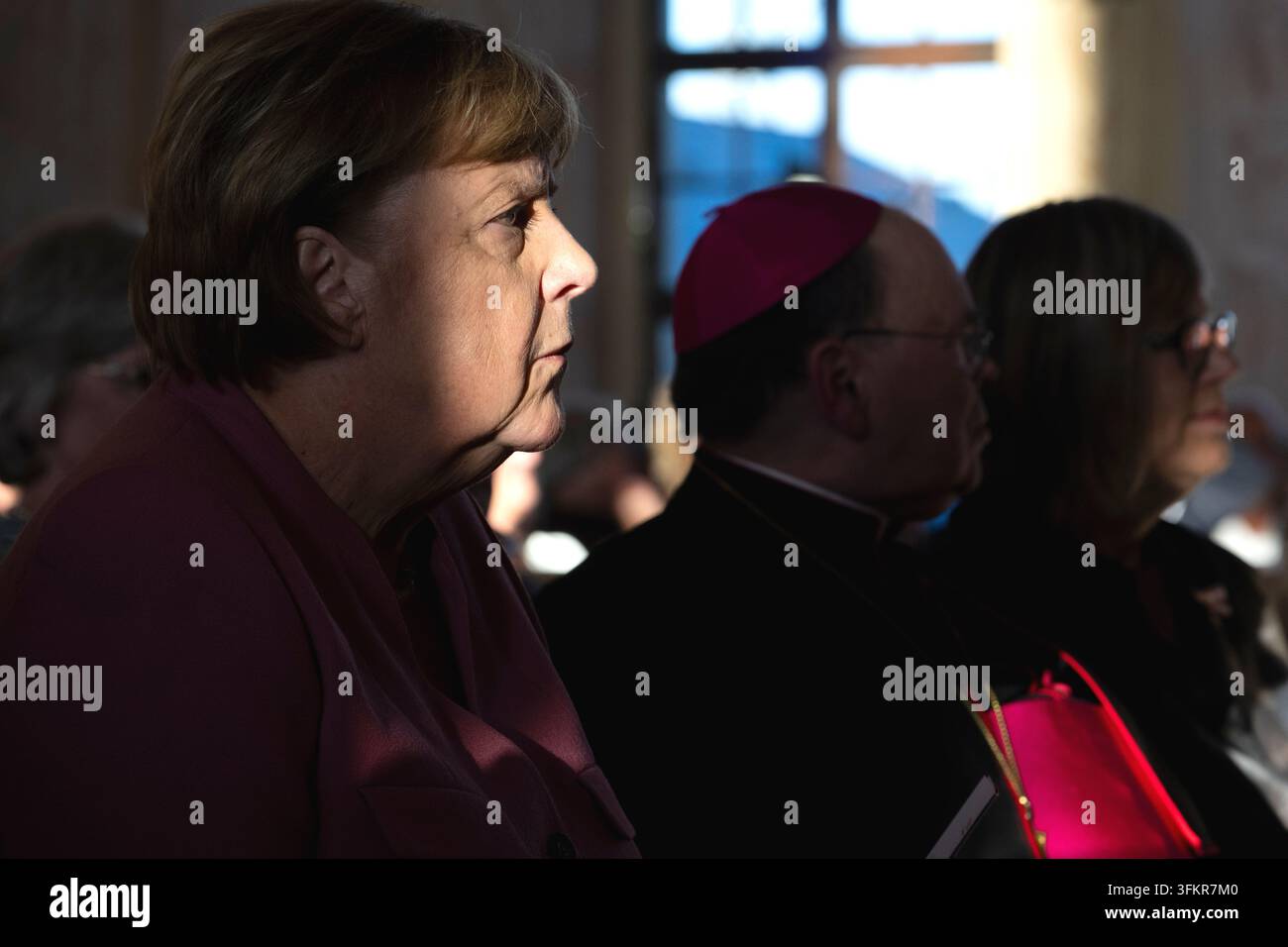 Augsburg, Germania. 25 set, 2026. L'ex cancelliera Angela Merkel (CDU) è seduta nella Sala d'Oro del Municipio, dove è onorata dall'Associazione Caritas di Augsburg per i suoi contributi alla solidarietà, alla responsabilità e alla convivenza rispettosa. Credit: Stefan Puchner/dpa/Alamy Live News Foto Stock