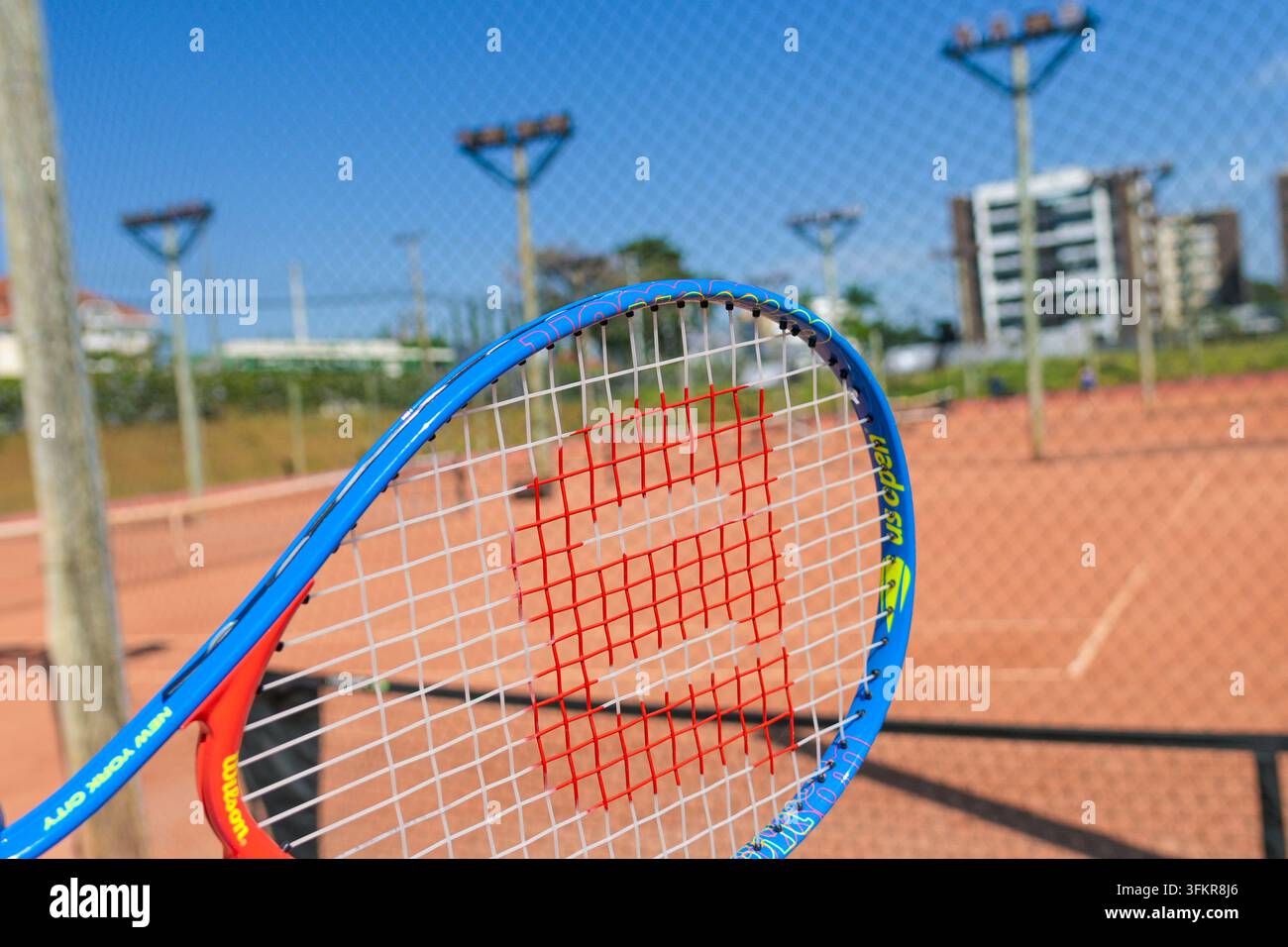 Racchetta da tennis della marca Wilson in rosso e blu. Foto Stock
