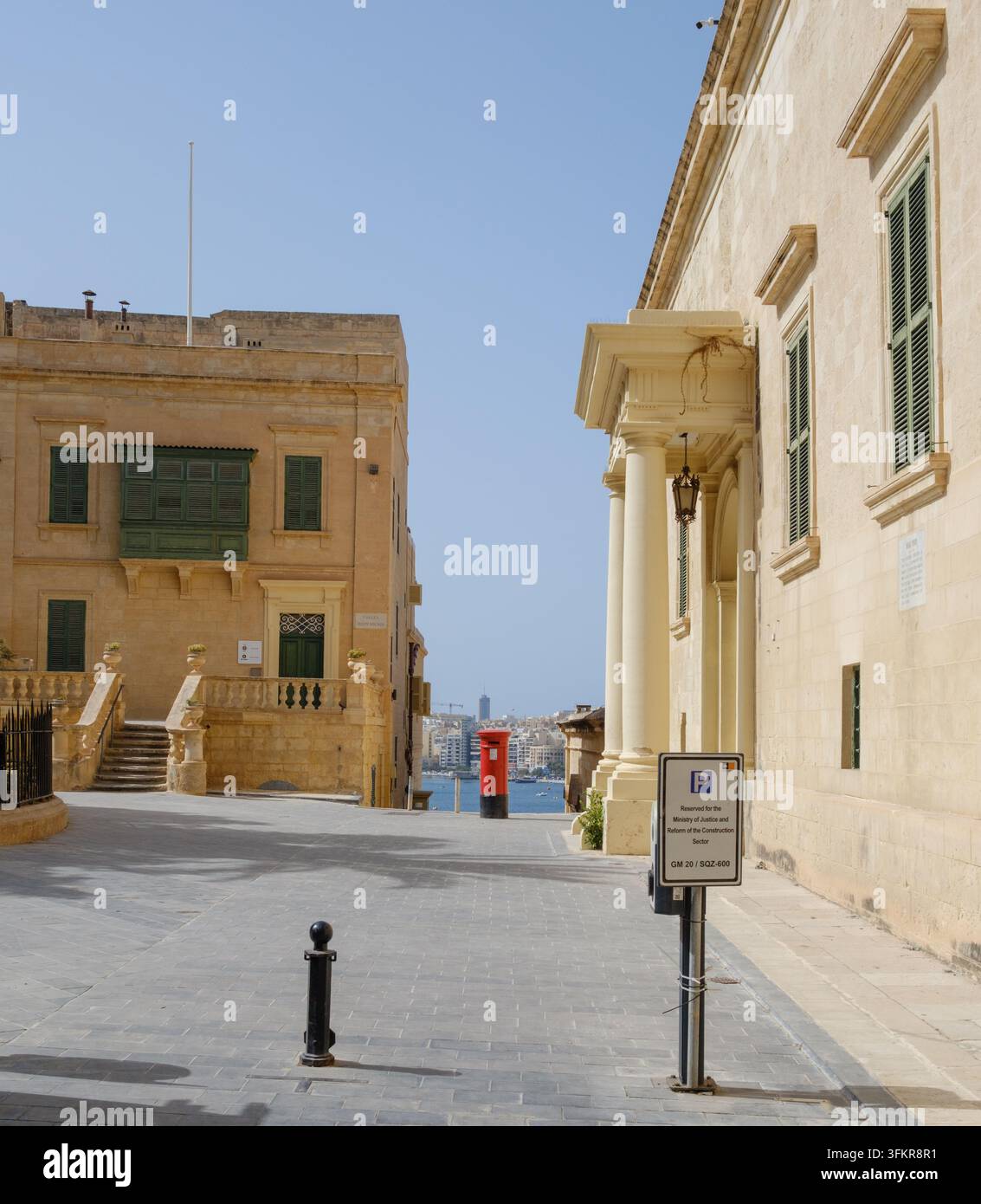 Cassetta postale inglese Royal Mail rossa situata in piazza dell'Indipendenza a Valletta, Malta. Foto Stock